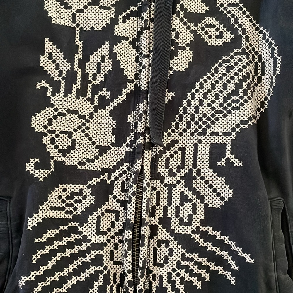 Lucky Brand Y2K cross stitched hoodie with Peacock design - Picture 2 of 4